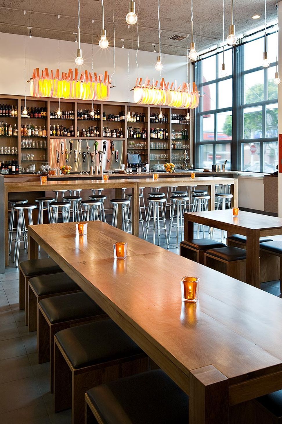 Zack-de-VitoModern-ArchitectureConstructionDesign-BuildDelarosaSan-FranciscoCustom-RestaurantDining-Room-BarKam-003.jpg