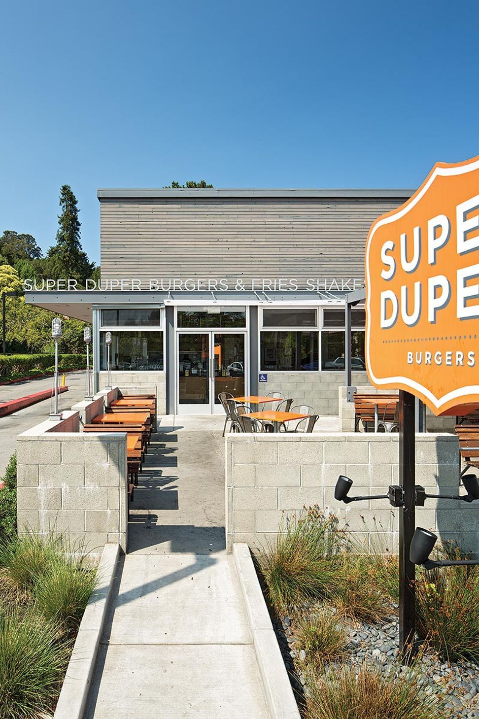 Zack-de-VitoModern-ArchitectureConstructionDesign-BuildSuper-Duper-BurgerMill-ValleyCustom-RestaurantFront-EntryDamonte-008.jpg