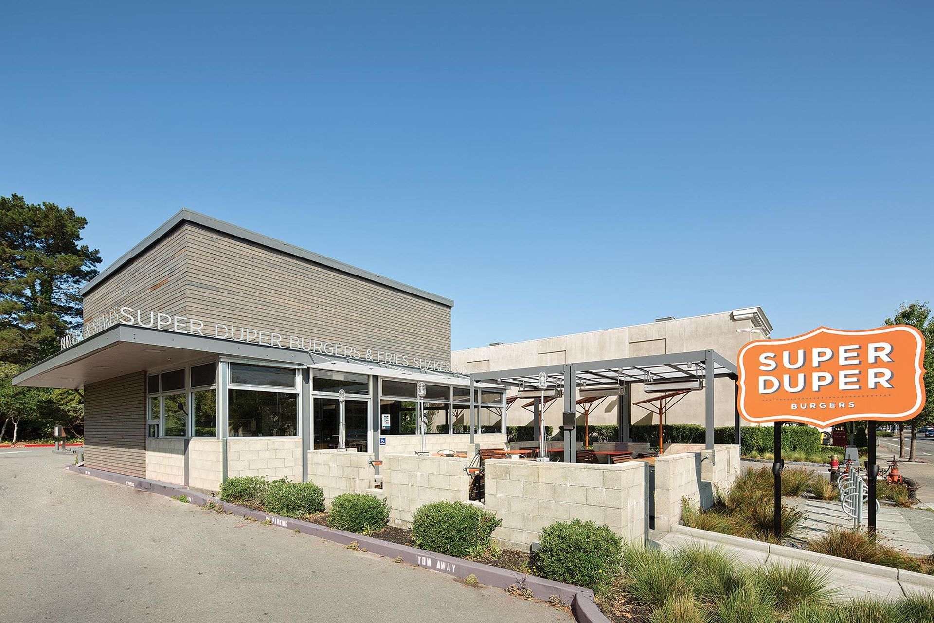 Zack-de-VitoModern-ArchitectureConstructionDesign-BuildSuper-Duper-BurgerMill-ValleyCustom-RestaurantSide-ViewDamonte-001.jpg