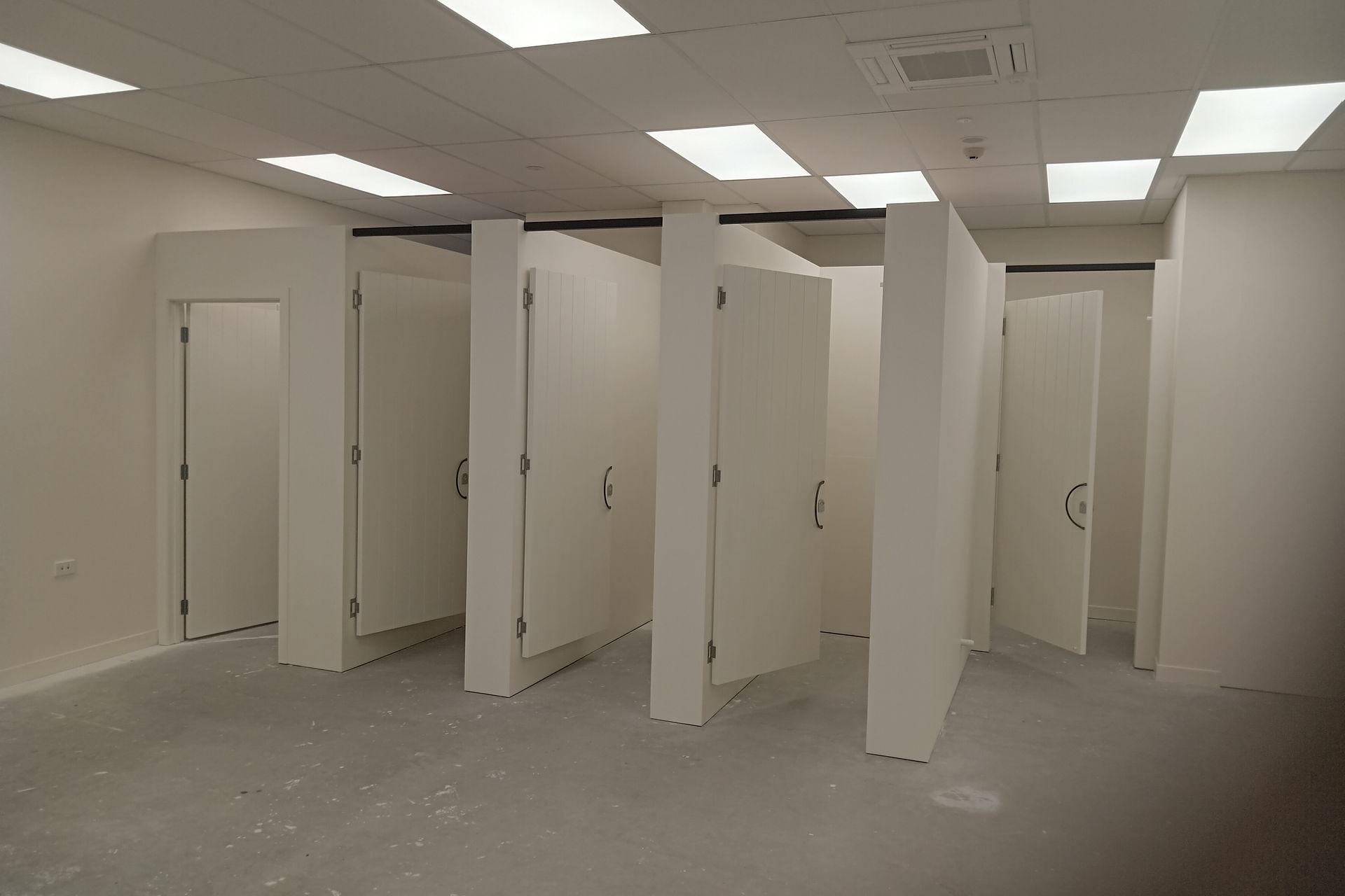 16-42-Thames-St-Oamaru-Caroline-Eve-Completion-of-the-changing-rooms-with-doors-and-hardware-installed-JDBuilders.jpg