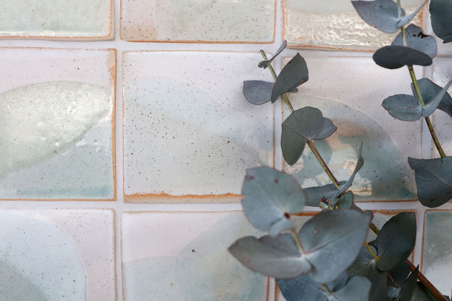 Studio Enti’s custom wall tiles adding graphic elements in subtle bush tones.