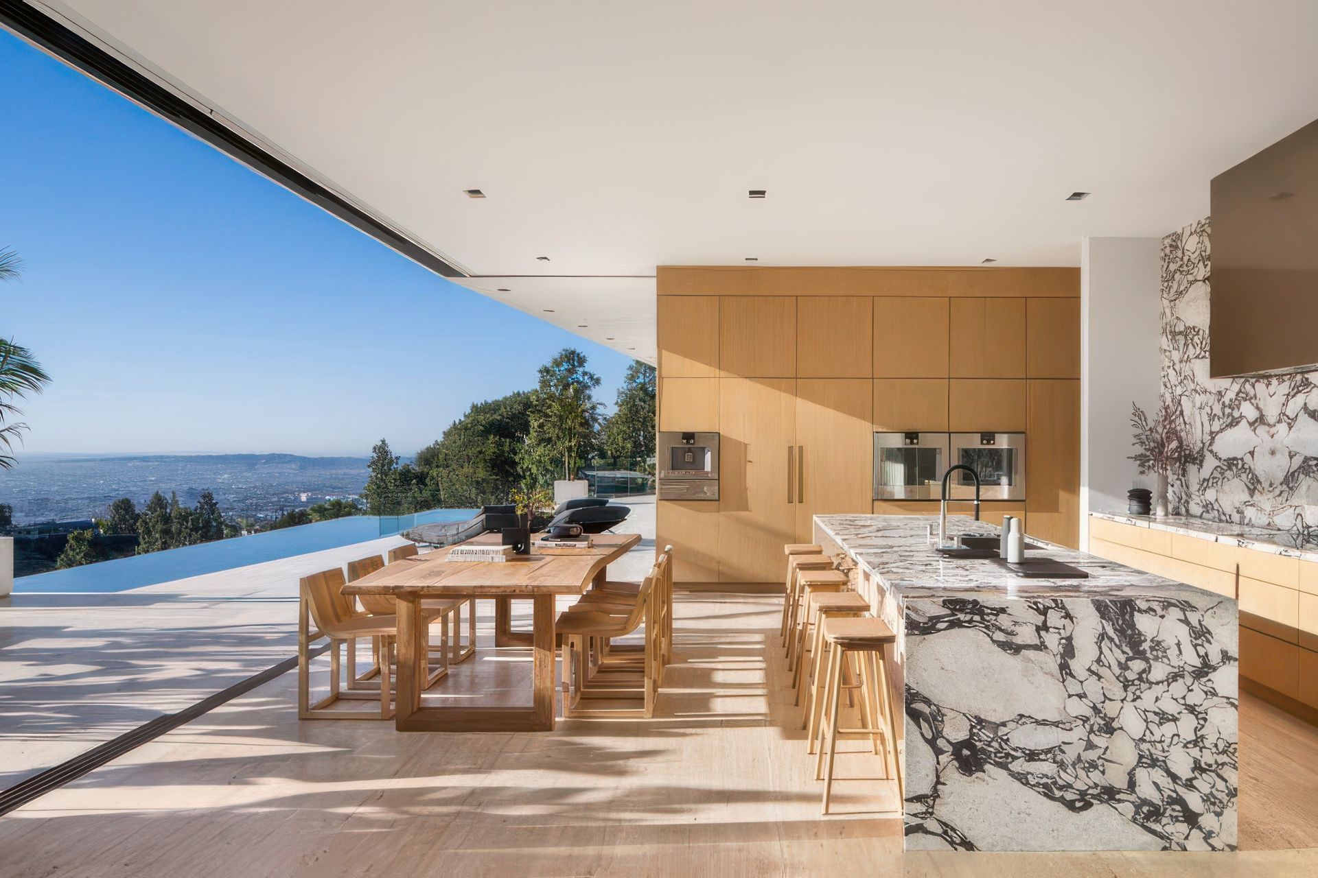 imgi11Lago-Vista-Residence-8-825x510-gigapixel-standard-v2-4x.jpg