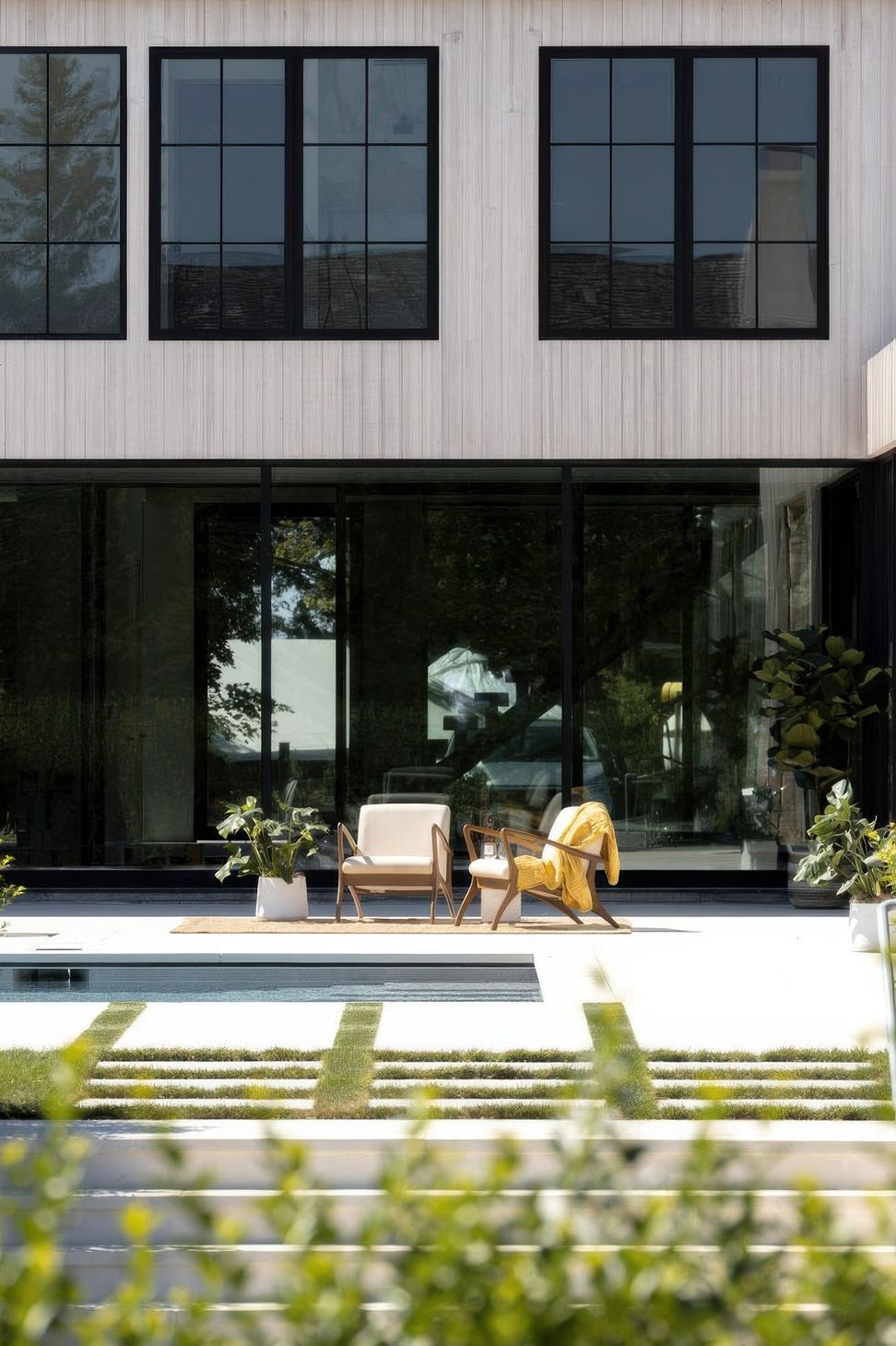 imgi21modern-home-with-minimal-southern-style-living-pool-area-gigapixel-standard-v2-2x.jpg