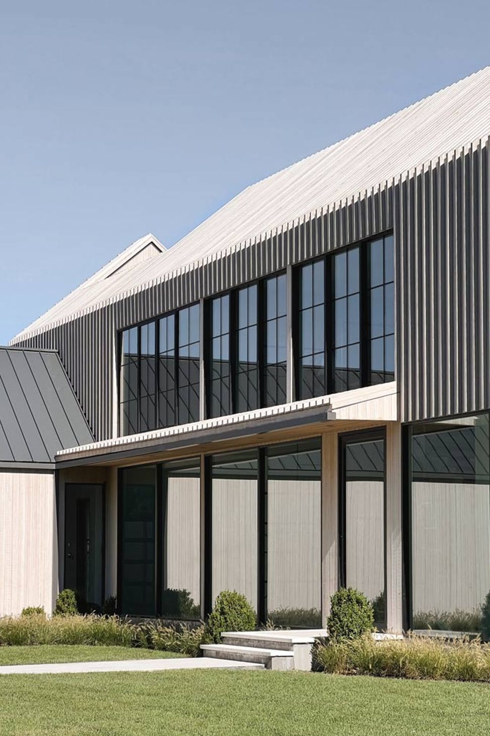 imgi9wood-clad-modern-farmhouse-roof-architecture-hamptons.jpg