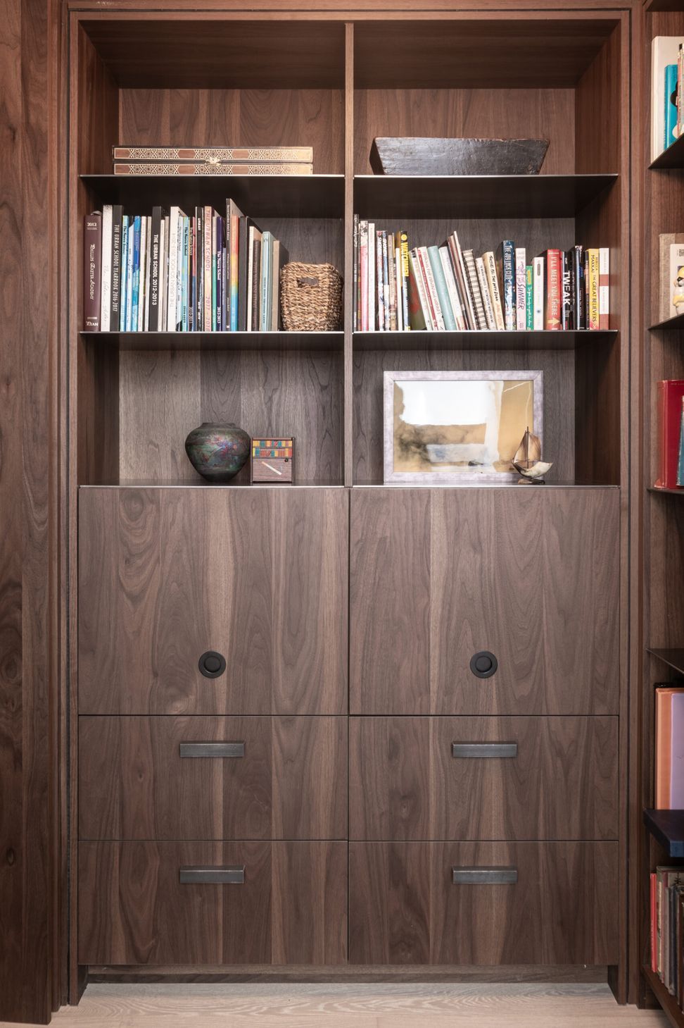 06489-Harrison-31library-cabinetry-detailcopy-webzack-devito-architecture-scaled.jpg