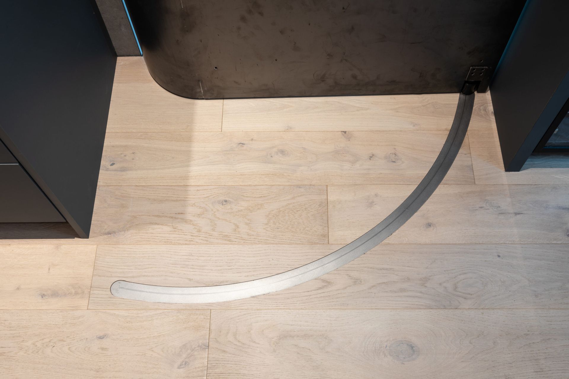 12489-Harrison-7kitchen-door-pivot-flush-trackcopy-webzack-devito-architecture-scaled.jpg