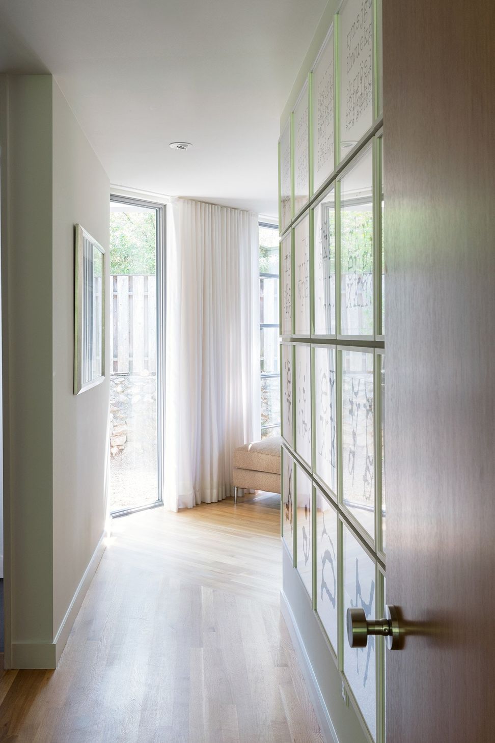 15InwoodPlaceCuppettKilpatrickArchitectureandInteriorDesignmodern-hallway-art-gallery-wall-oak-flooring.jpg