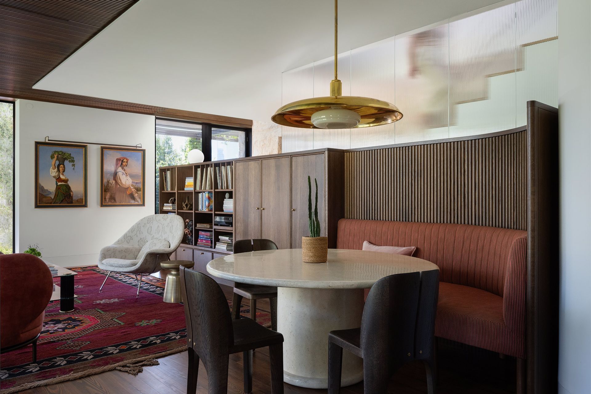 25PastandPresentPlaceCuppettKilpatrickArchitectureandInteriorDesignAustinTexasbuilt-in-banquette-fluted-wood-ribbed-glass-stair-guard.jpg