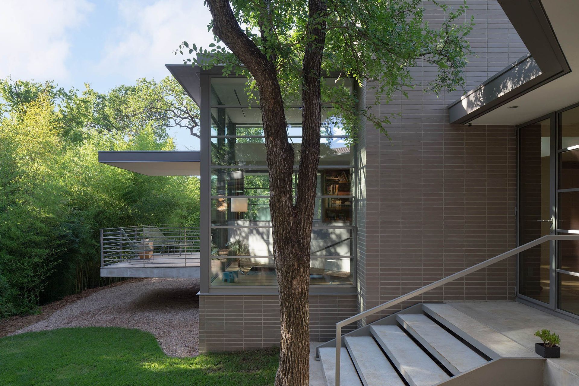 5InwoodPlaceCuppettKilpatrickArchitectureandInteriorDesignmodern-home-glass-corner-cantilevered-deck.jpg