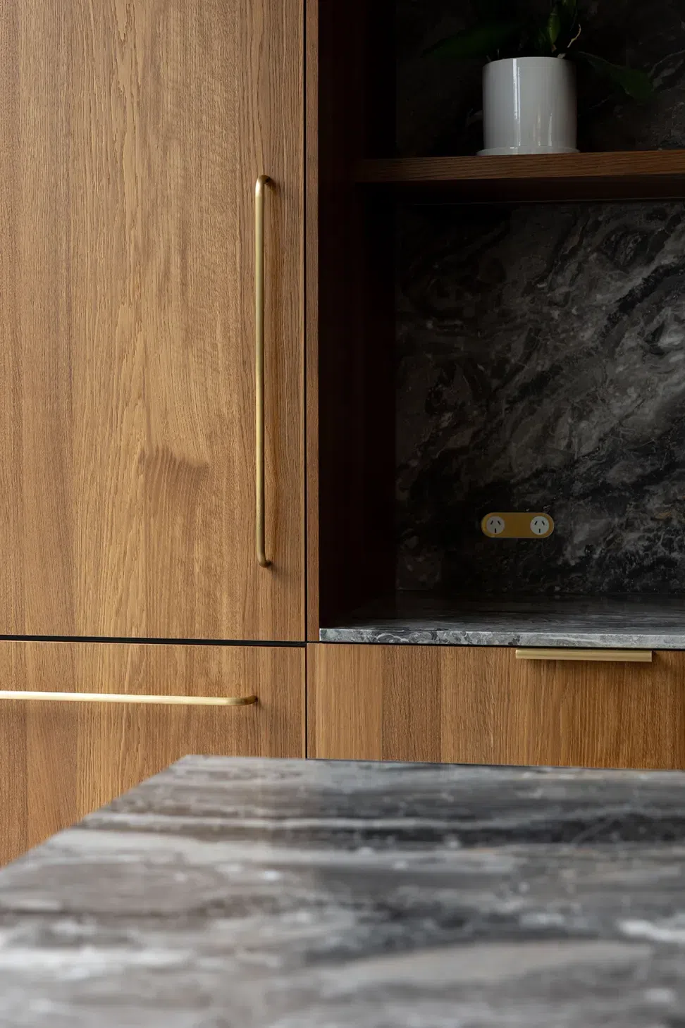 68bde9b9059e5d6ef4aed43eProject-32-Arabica-Smoked-Timber-Veneer-16.webp