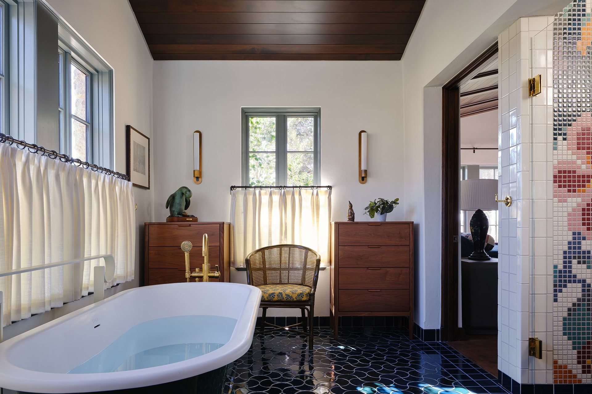 6TexasRanchHouseCuppettKilpatrickArchitectureandInteriorDesignAustinTexasspanish-mexican-colonial-revival-bathroom-claw-foot-tub-mosaic-tile-mural.jpg