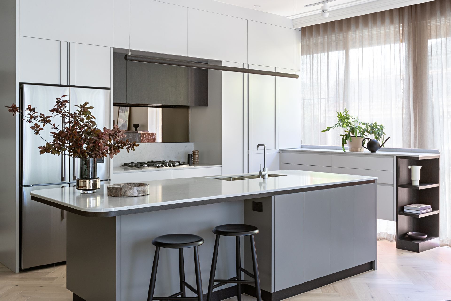 Kitchen w/ central kitchen island
