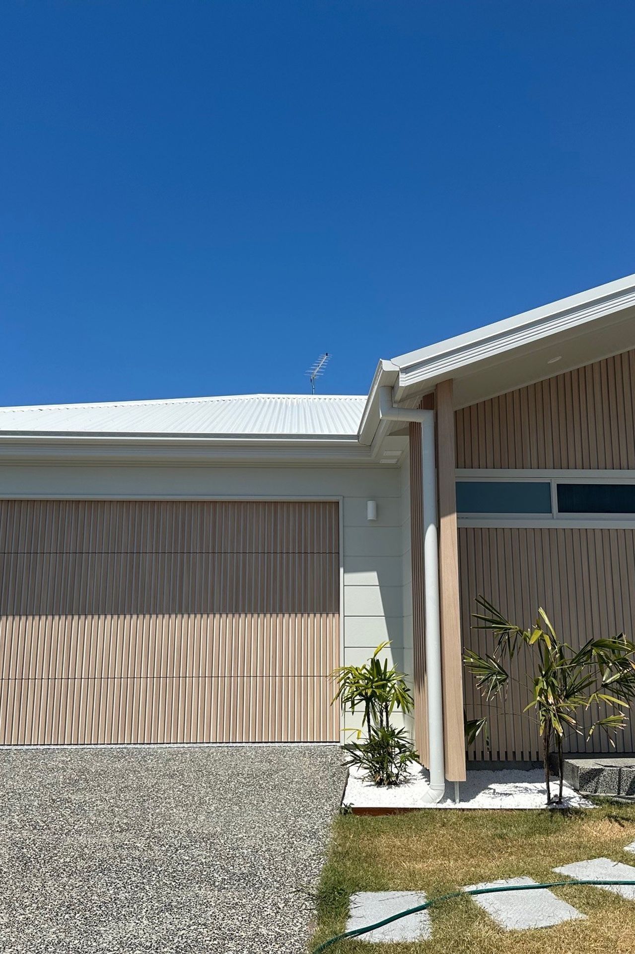 Arakoon-Homes-YAMBA-Speciality-Curly-Birch-DecoBatten-Door-with-Surfmist-Backing-4-v3.jpg