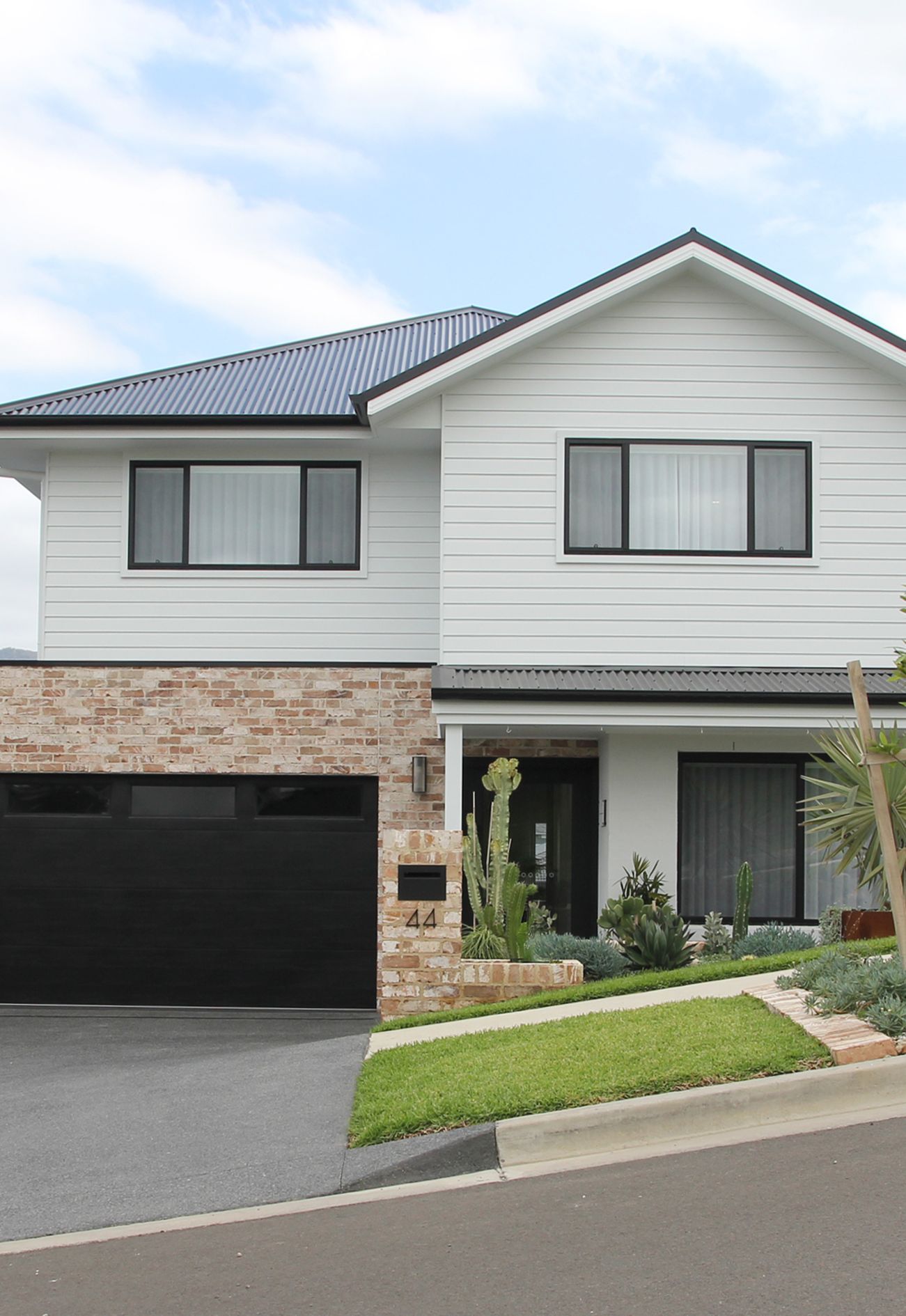 Evolution-Building-Group-Custom-Home-Facade-Rev-Dolly-Circ-Calderwood-Flatline-with-Plain-Ranch-Windows-in-Night-Sky-v3.jpg