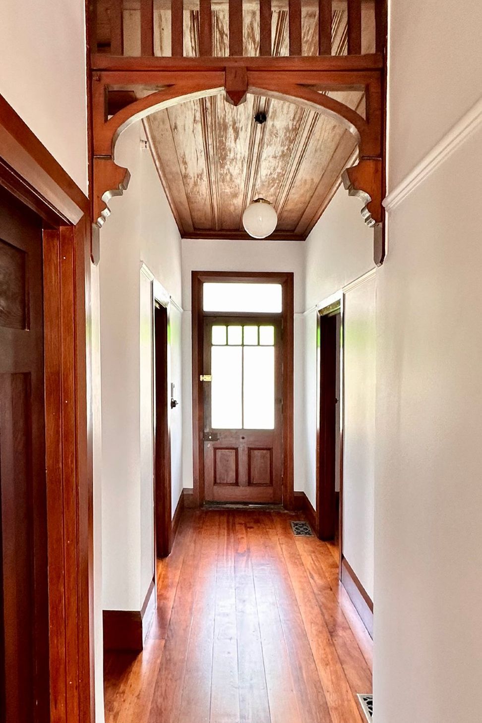Kingsley-Highlights001817-Hall-to-entrance.jpg