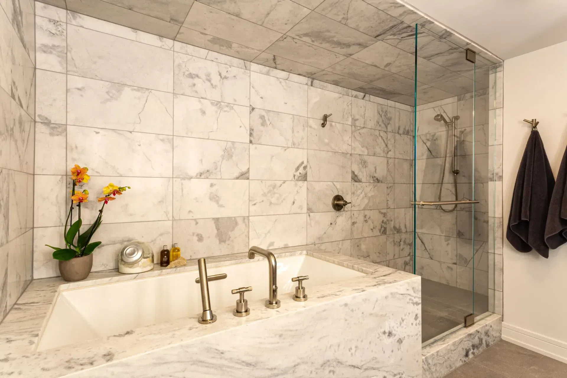 NMI-LakeshoreEast-PrimaryBath-2.webp