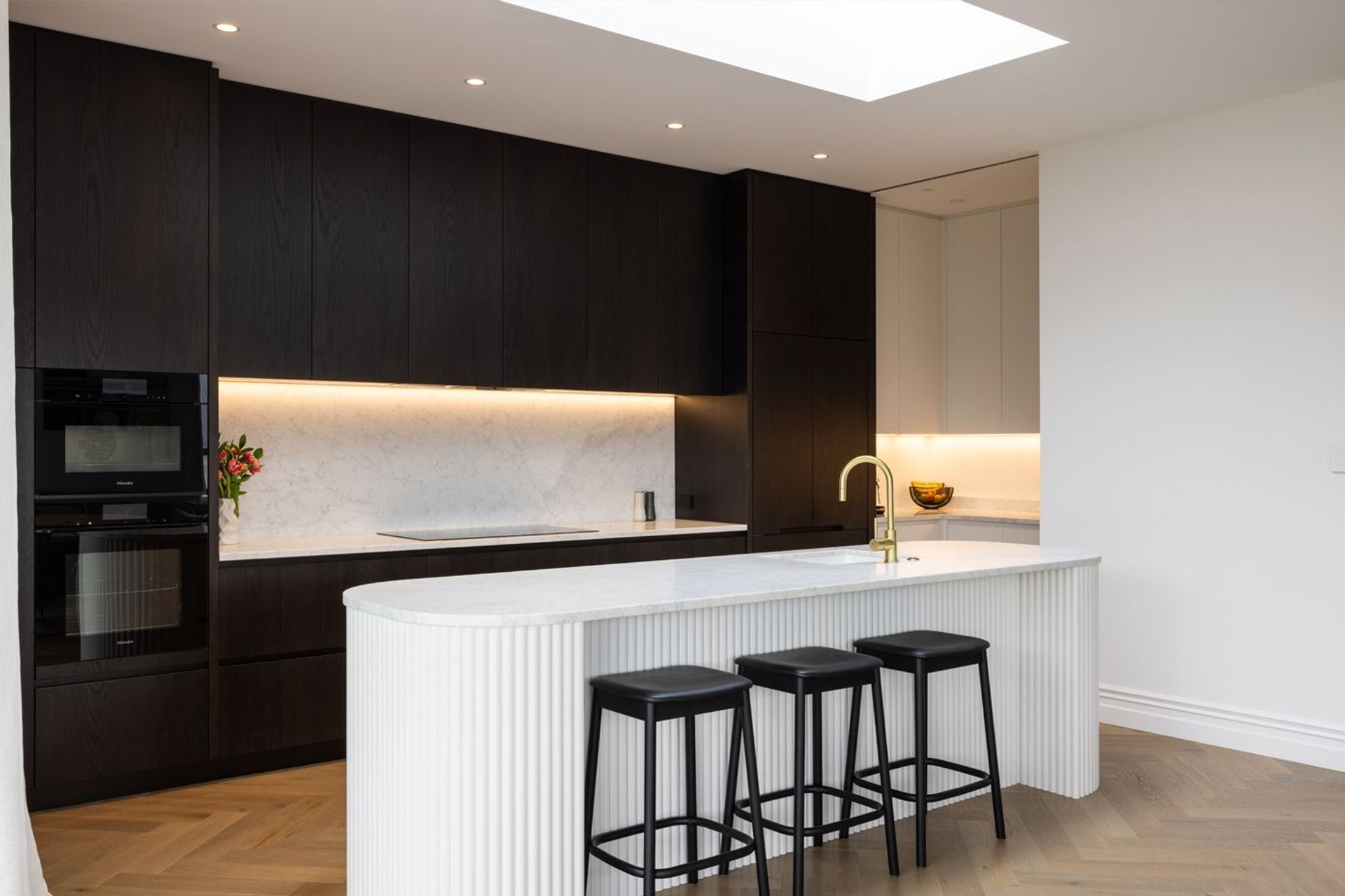 NeoDesign-customkitchenrenovationdesignerAucklandcurveblackwhite-marblePonsonbyroomangle.jpg