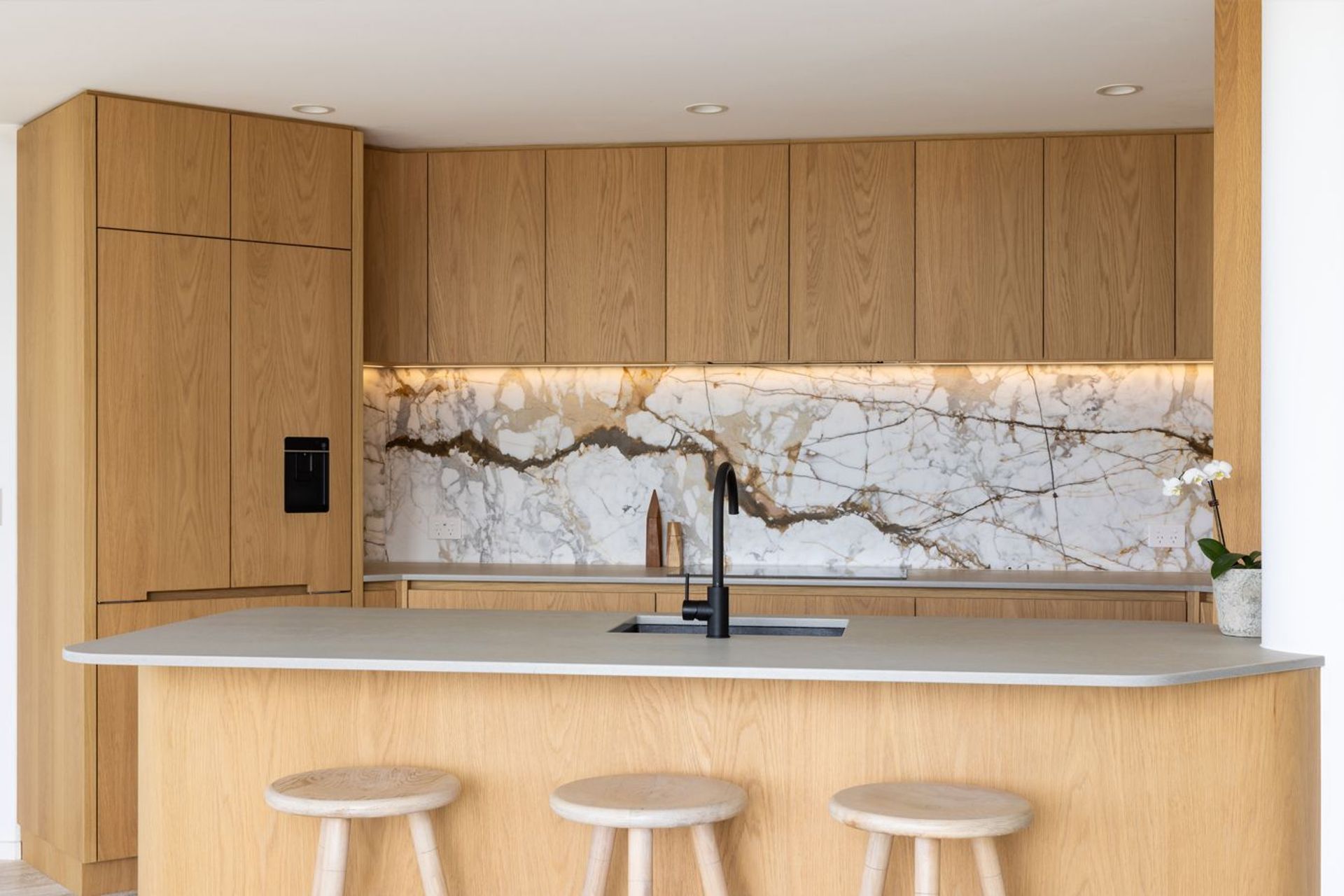 NeoDesigncustomkitchenrenovationdesignerAucklandcontemporayoakcalacattamarble2.jpg