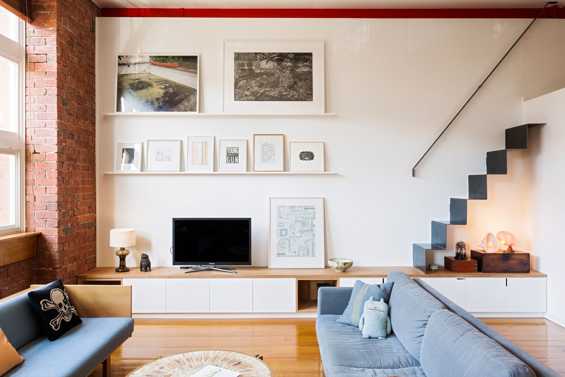 Low horizontal joinery increases the sense of spaciousness