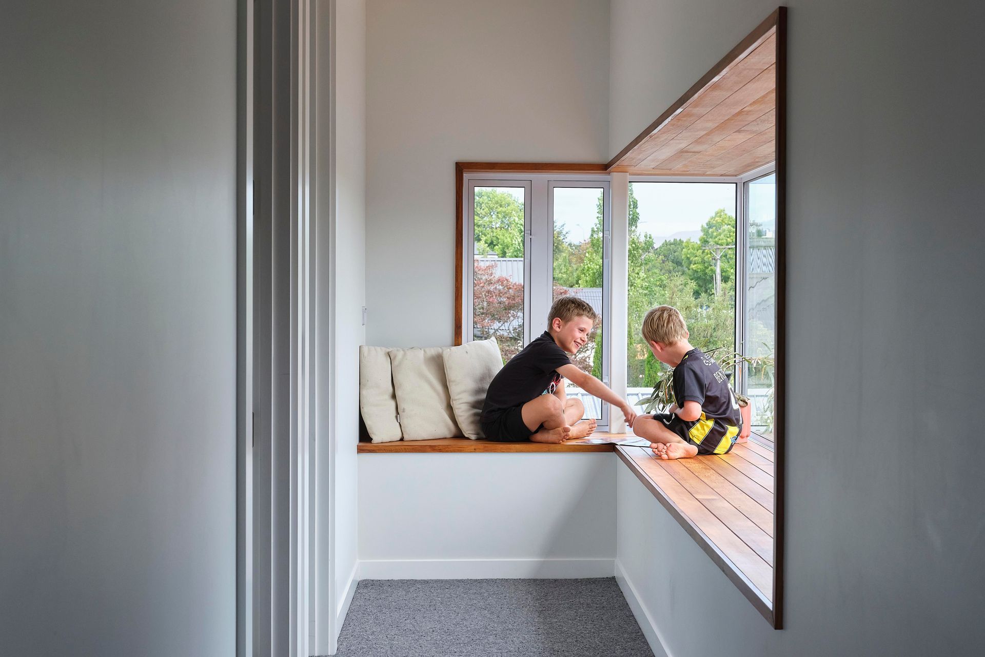 Pop-TopKids-playing-in-the-window-seatSam-Hartnett-Photographer9.jpg
