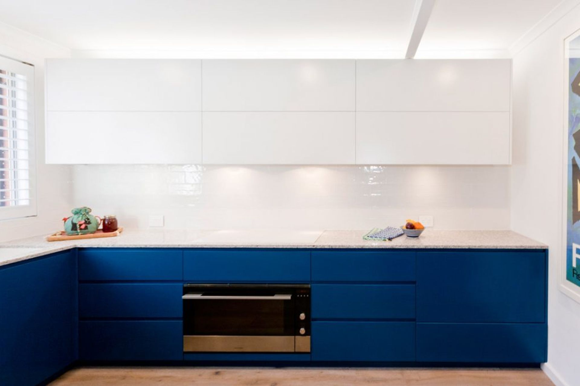 fisher-and-paykel-caesarstone-blanco-drift-dulux-polyurethane-kitchen-cabinets-kitchen-design-smeg-premier-kitchens-australia-6-1084x676.jpg