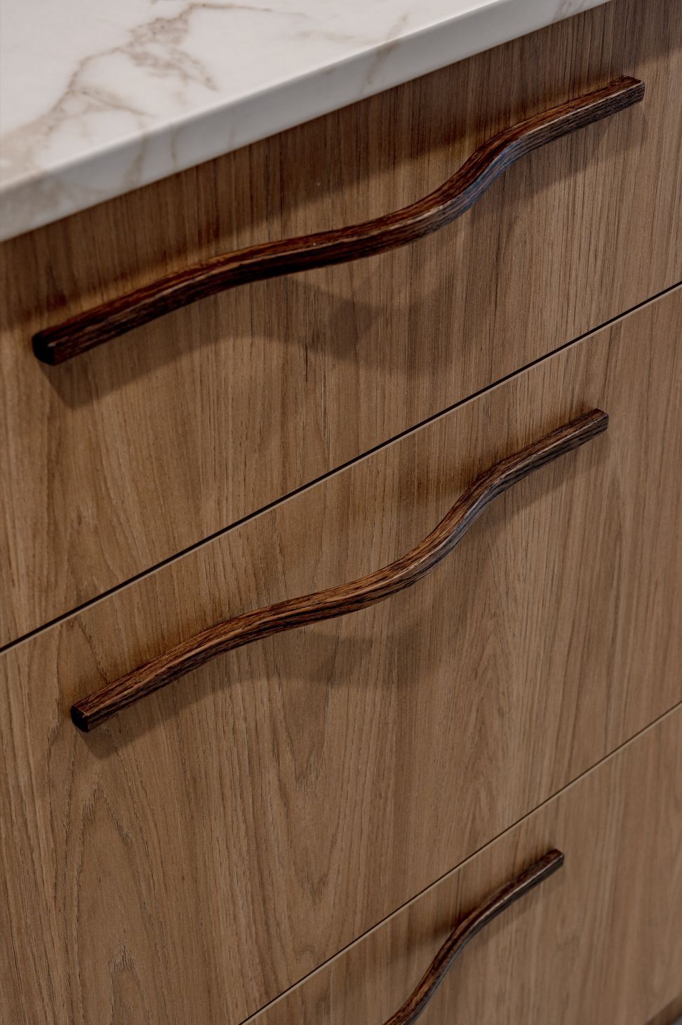 Chicama Thin 256mm in Ebony stain brings a refined, sculptural line across the timber cabinetry.