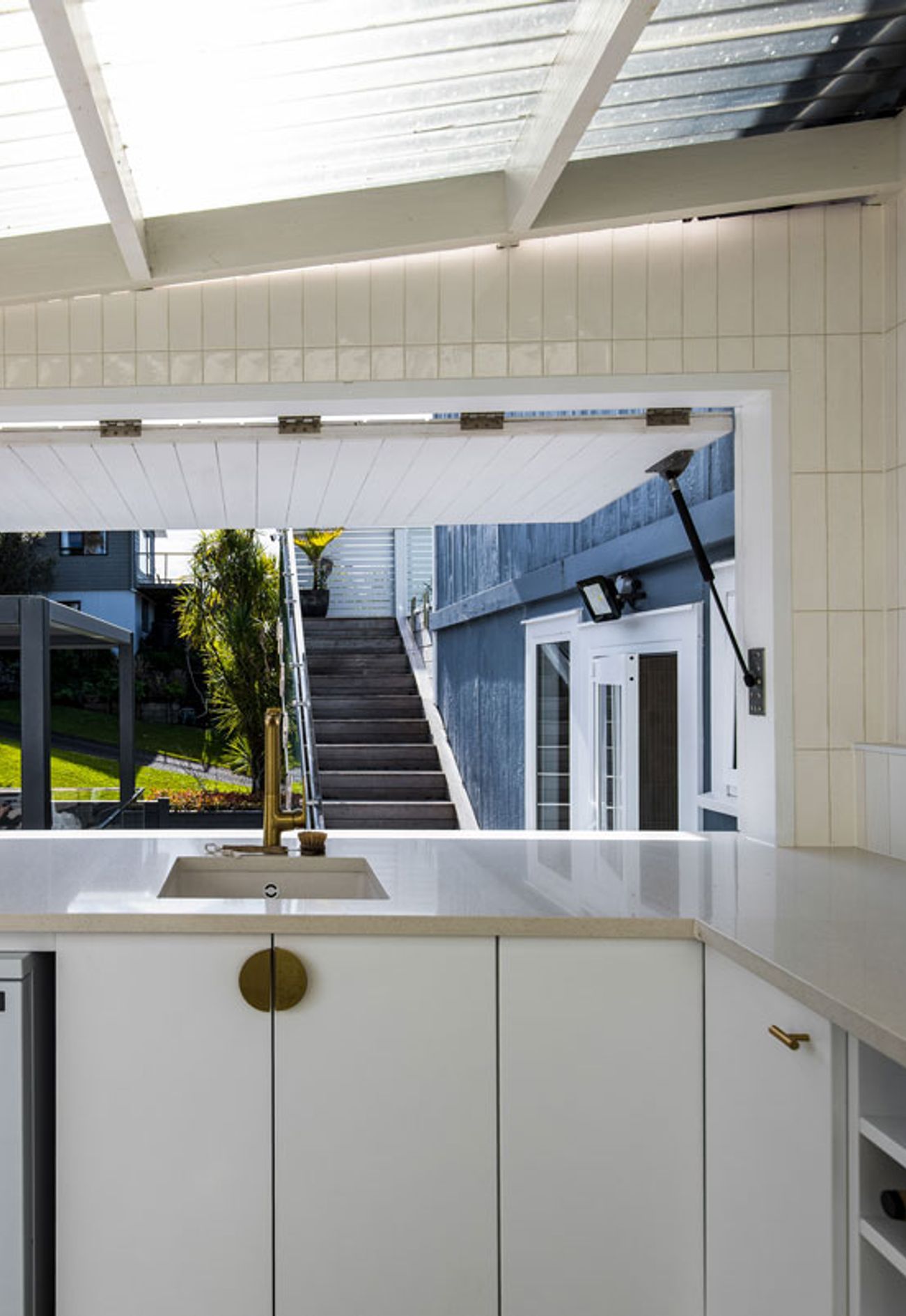 ze-build-entertaining-bar-renovation-pass-through-window-hibiscus-coast.jpg