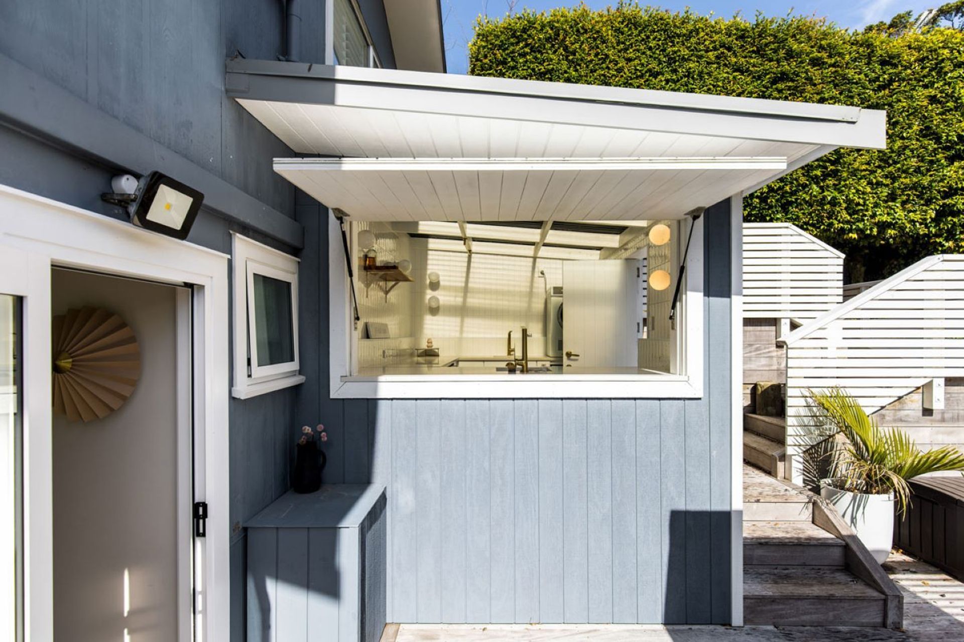 ze-build-outdoor-entertaining-bar-window-deck-renovation-stanmore-bay-Increased-Pixels.jpg