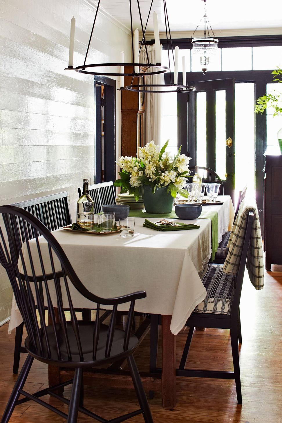 2HistoricHouseCuppettKilpatrickArchitectureandInteriorDesignaustin-tx-historic-house-dining-room-modern-traditional-elements.jpg