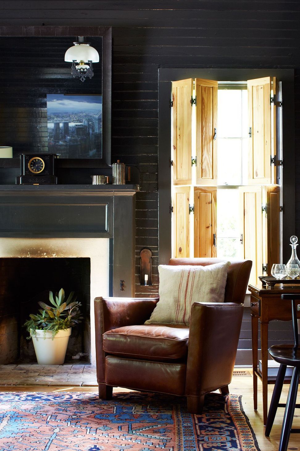5HistoricHouseCuppettKilpatrickArchitectureandInteriorDesignaustin-tx-black-shiplap-fireplace-leather-chair.jpg