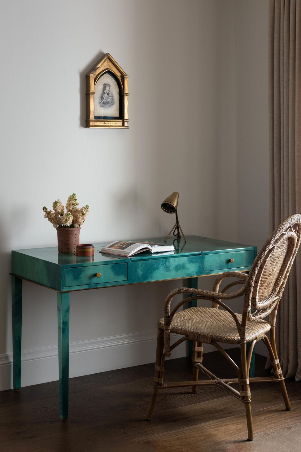 Desk-Vignette-scaled-portrait-cc18d191133b074844e319505f5a388e-udilhm6wxg2t.jpg