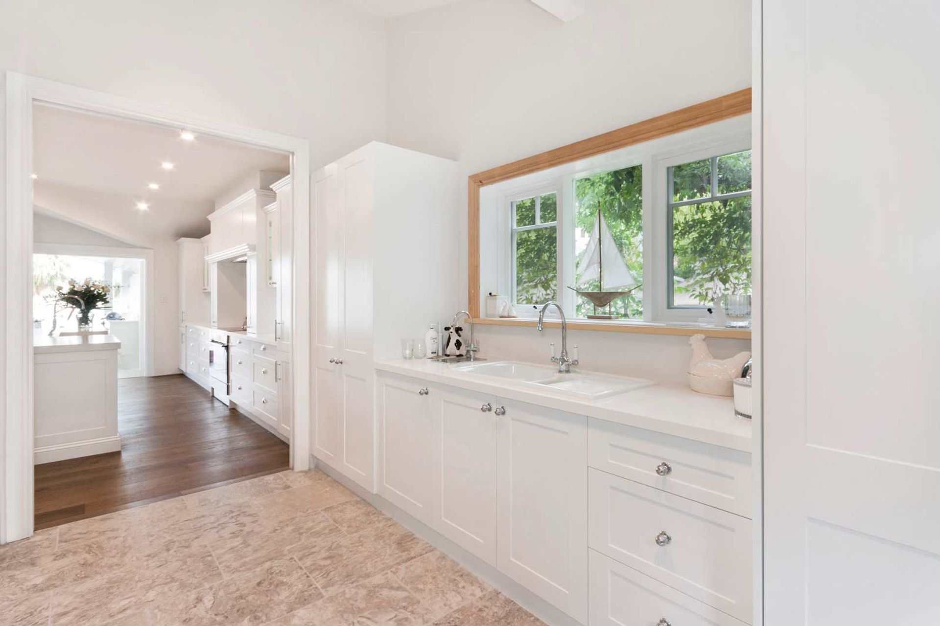 Dulux-Polyurethane-kitchen-design-Miele-Smeg-Essastone-Calacatta-butler-sink-5373-2.jpg