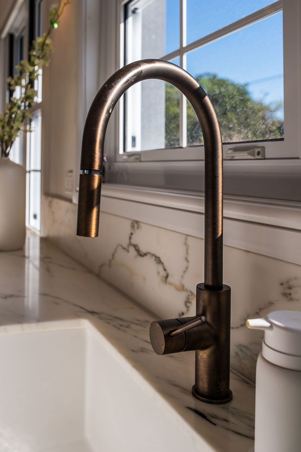 Modern-luxury-kitchen-design-premier-kitchens-sydney-meile-laminex-dulux-elica-25.jpg