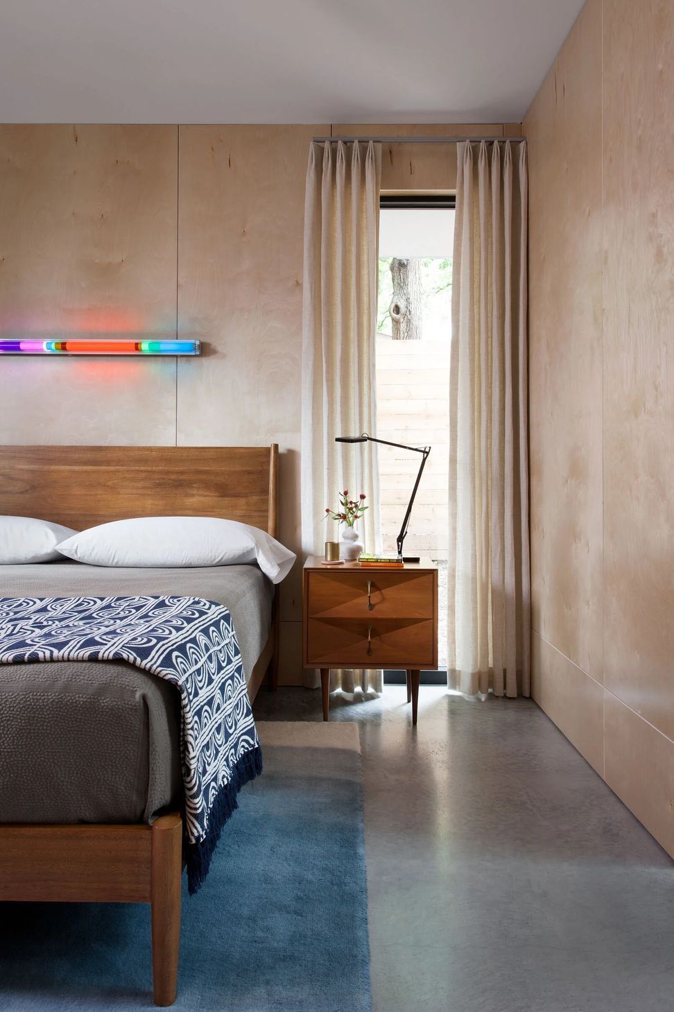 imgi50ShaheenBedroom.jpg