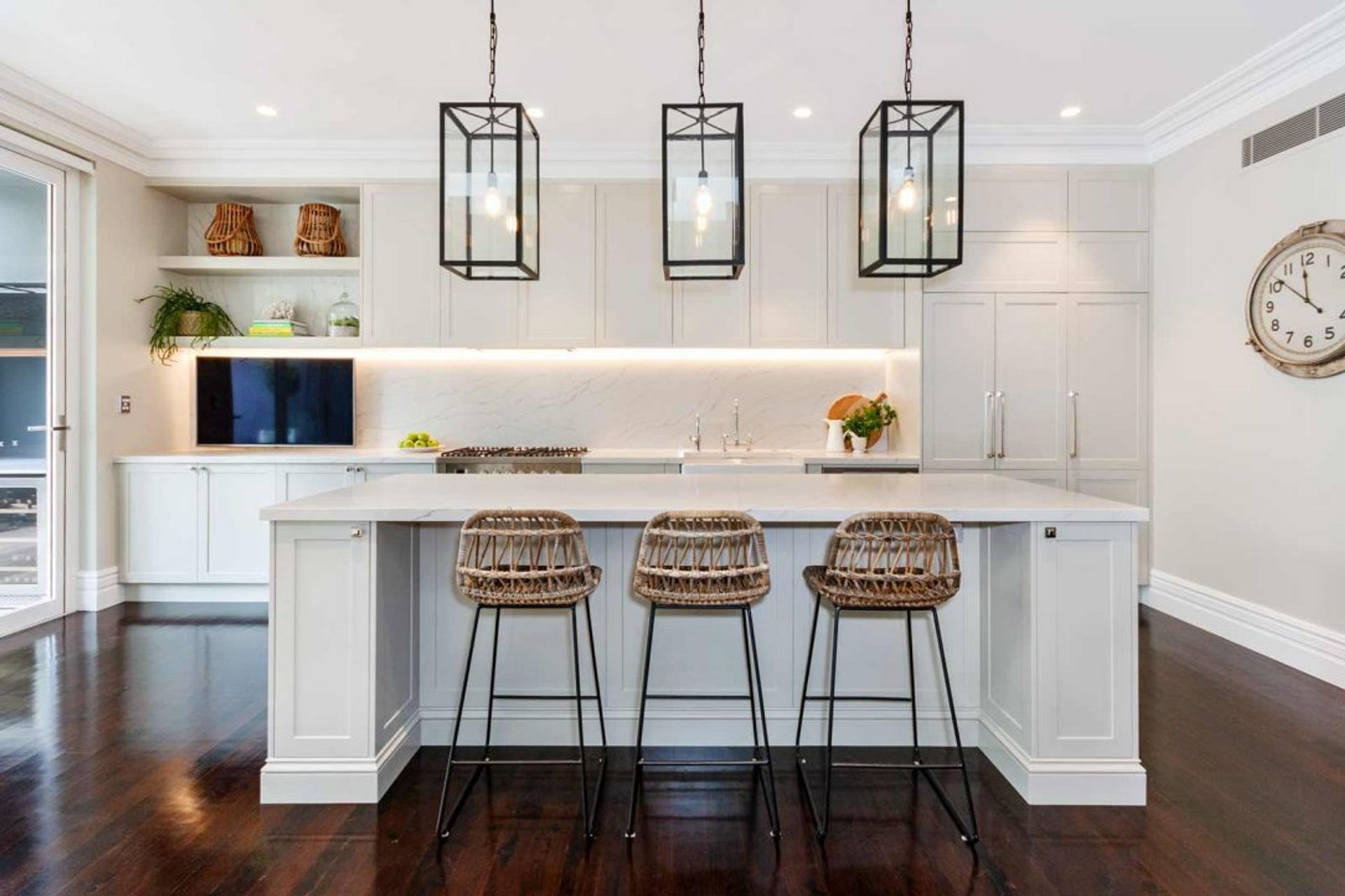 kitchen-design-sydney-hamptons-white-shaker-ilve-cooker-smart-stone-calacatta-2-1084x723.jpg