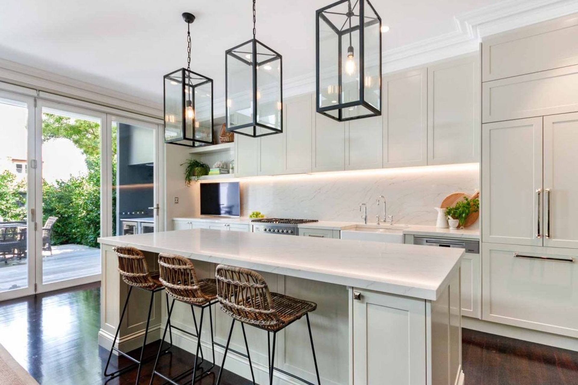 kitchen-design-sydney-hamptons-white-shaker-ilve-cooker-smart-stone-calacatta-3-1084x746.jpg