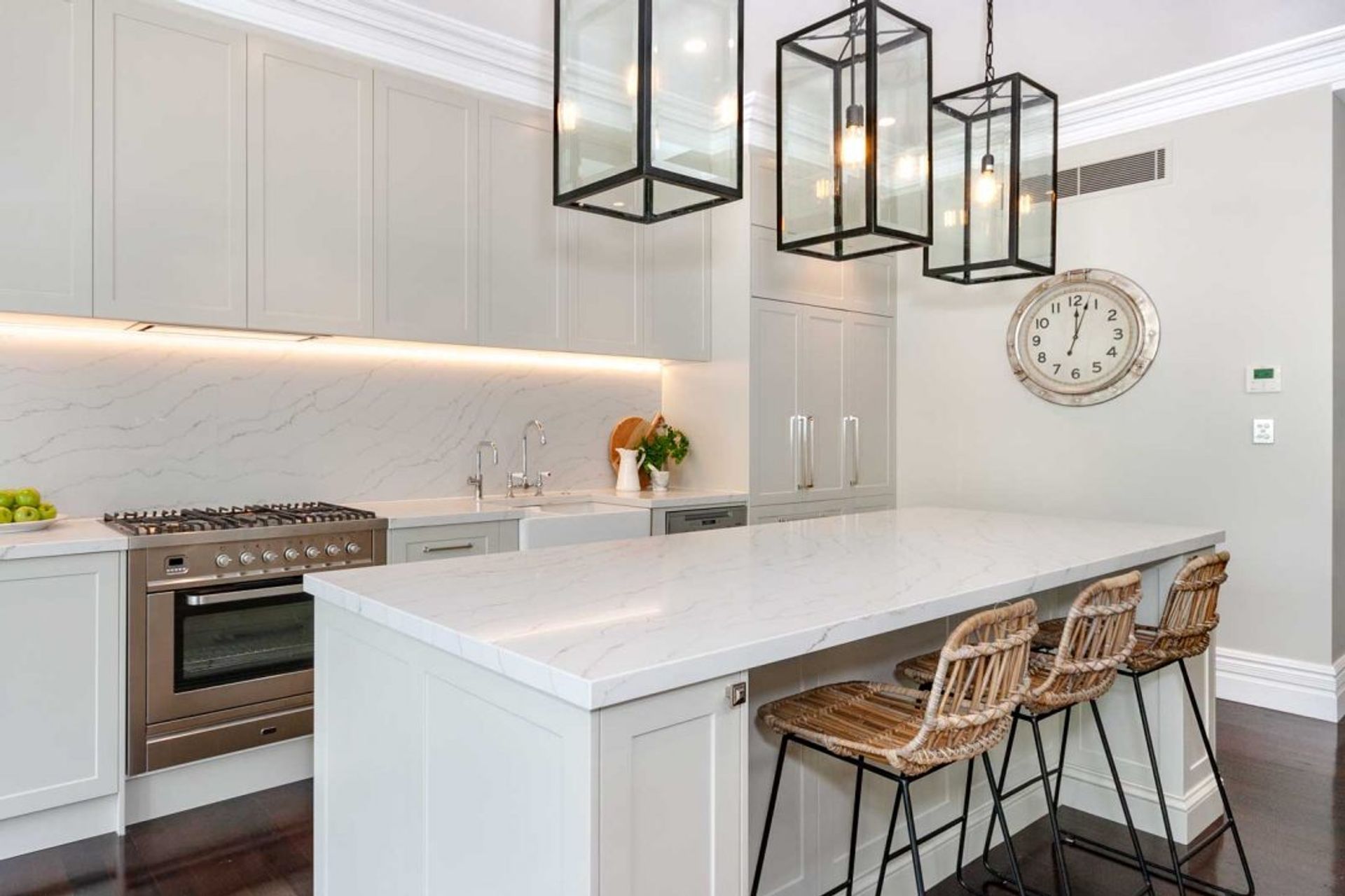 kitchen-design-sydney-hamptons-white-shaker-ilve-cooker-smart-stone-calacatta-4-1084x723.jpg