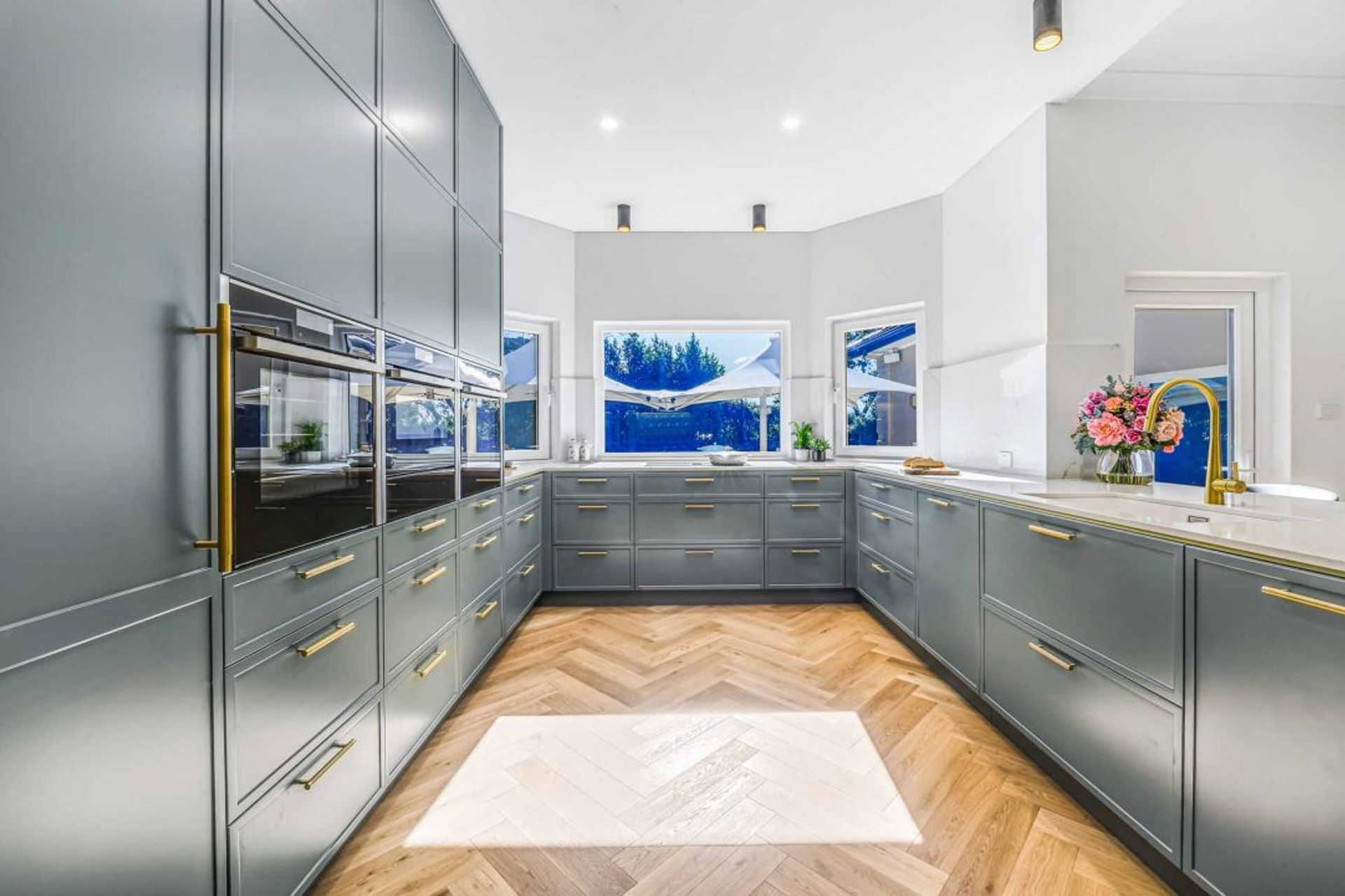 modern-luxury-kitchen-design-premier-kitchens-stone-benchtop-renovations-neff-appliances-2-gold-handles-grey-paint-1084x721.jpg