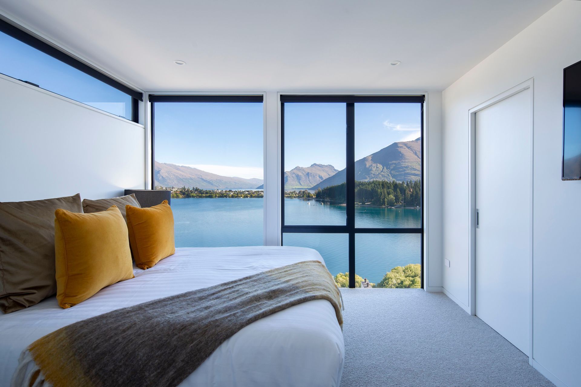 Lakeside Villa | QLPM &amp; Rohan Architects