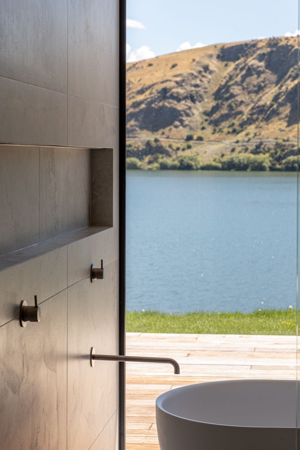 017-Ben-Hudson-Architects-Lake-House-bath.jpg