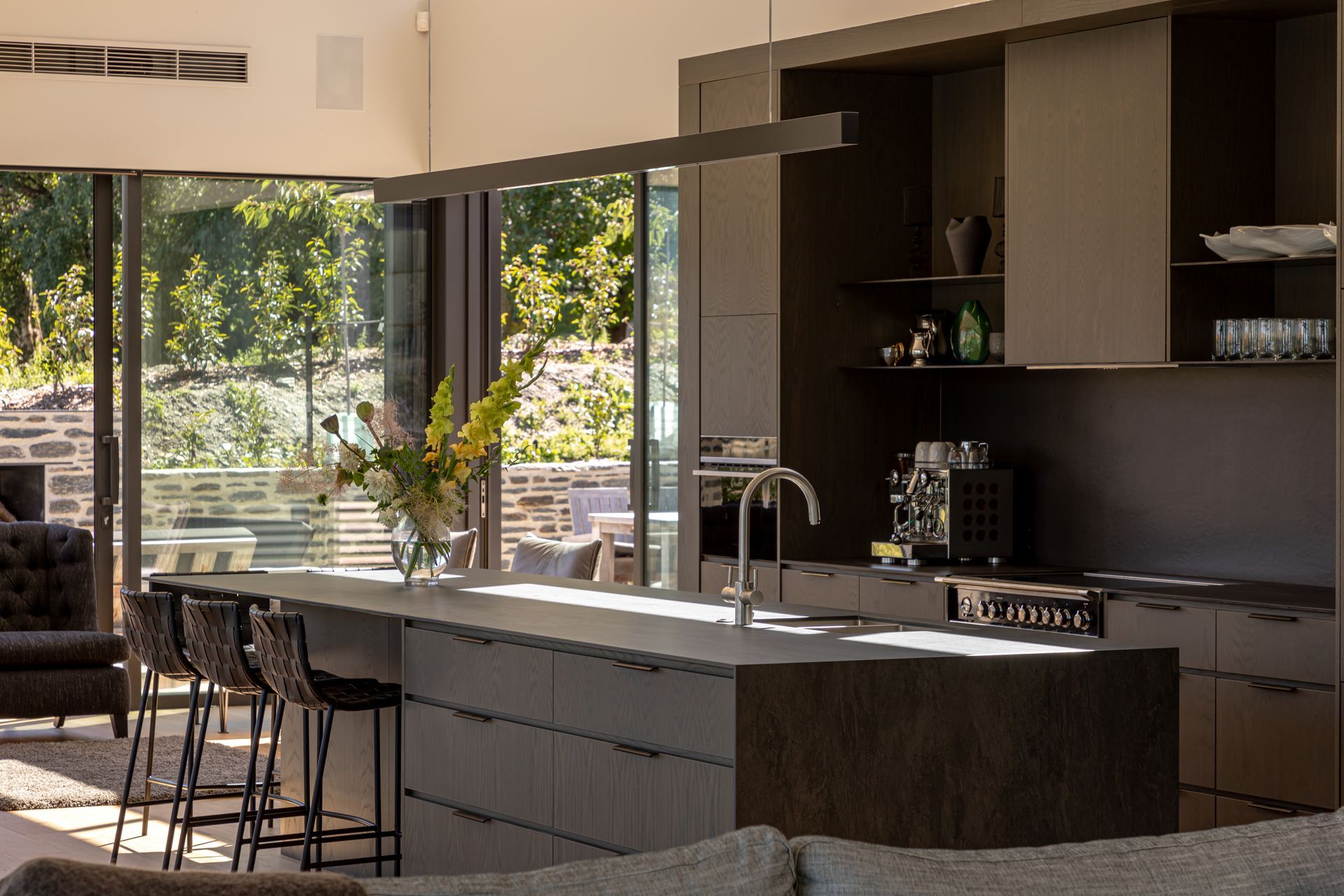 019-Ben-Hudson-Architects-Lake-House-indoor-outdoor-kitchen.jpg