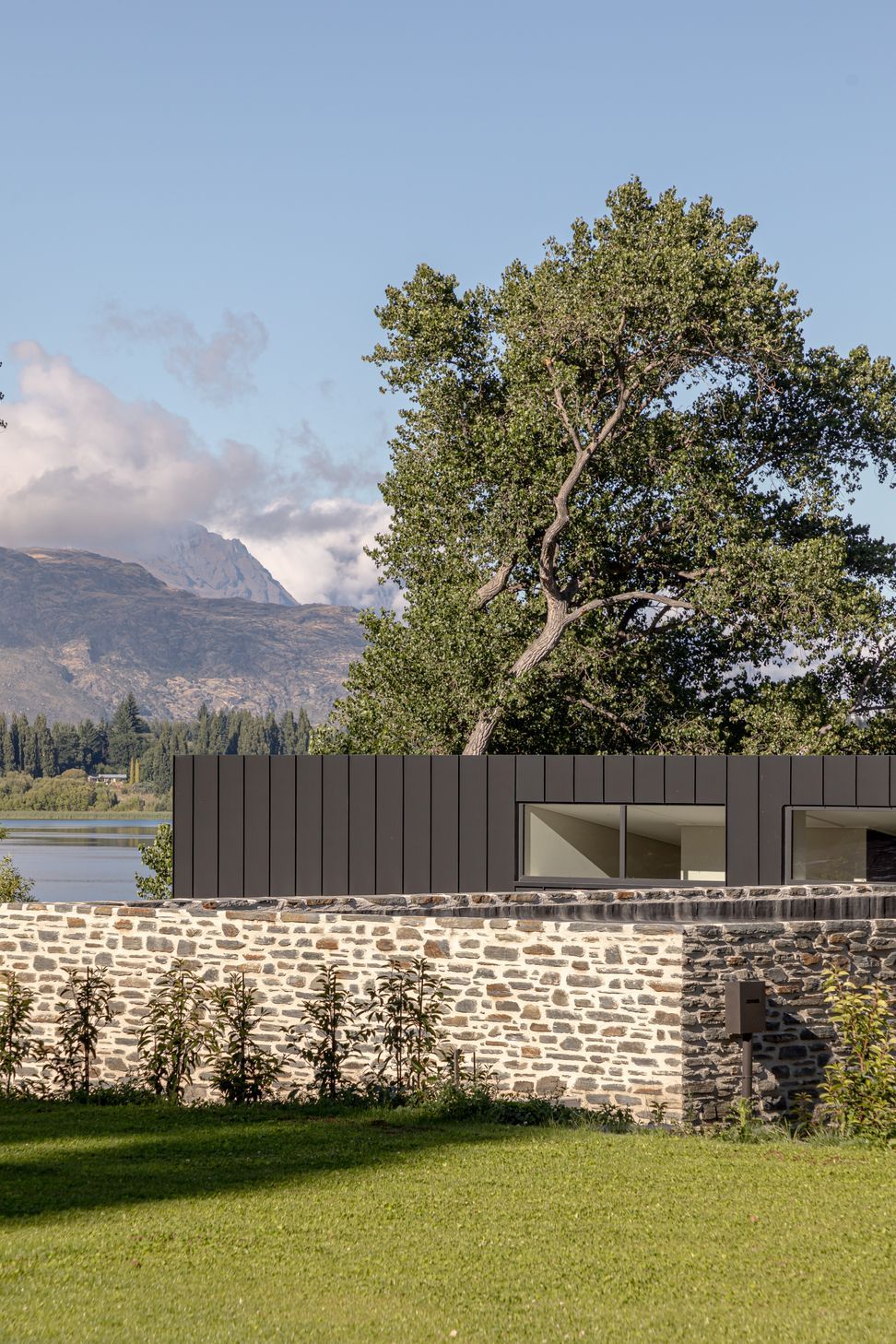 024-Ben-Hudson-Architects-Lake-House-schist-stone-wall.jpg
