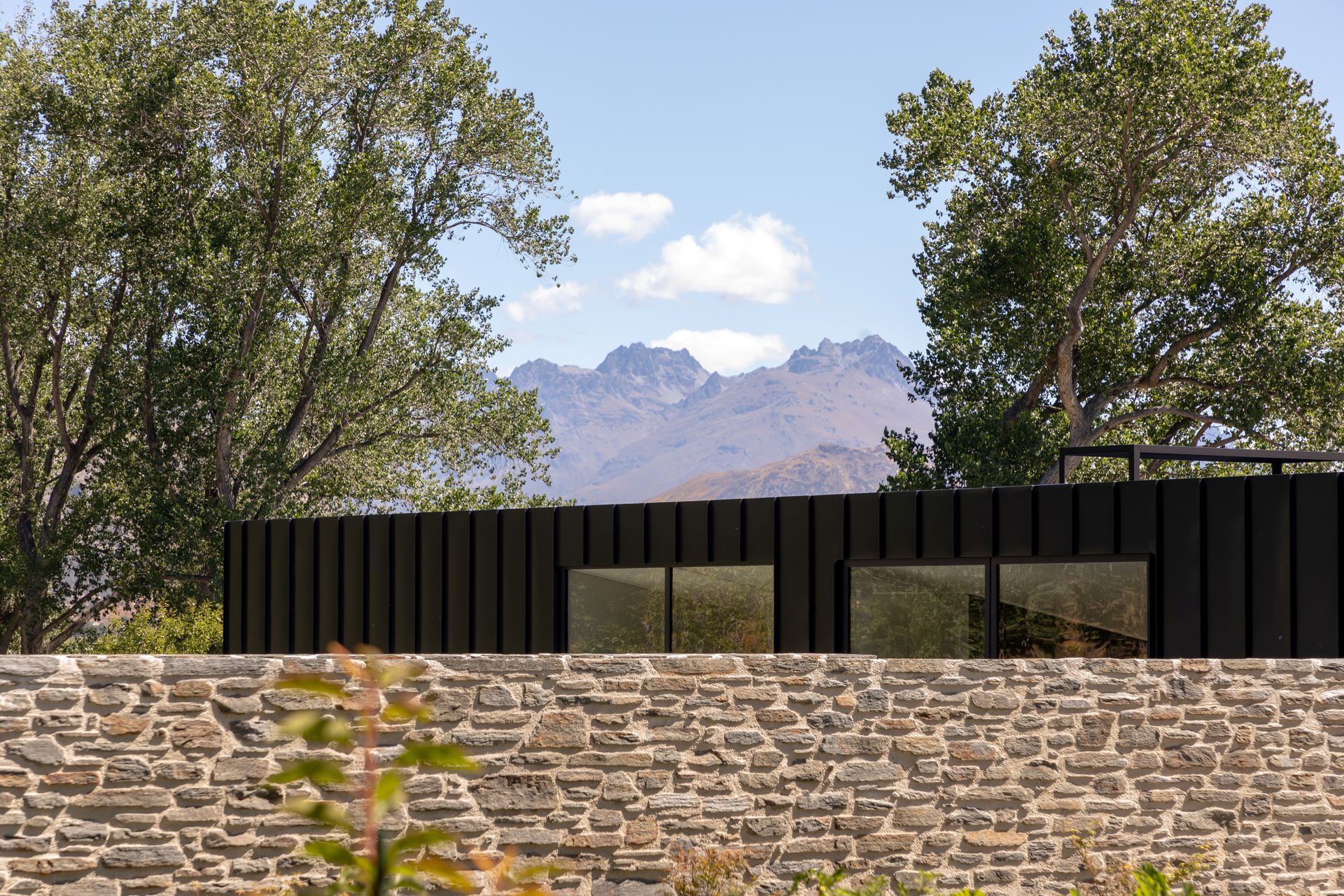 06-Ben-Hudson-Architects-Lake-House-stone-wall-detail.jpg