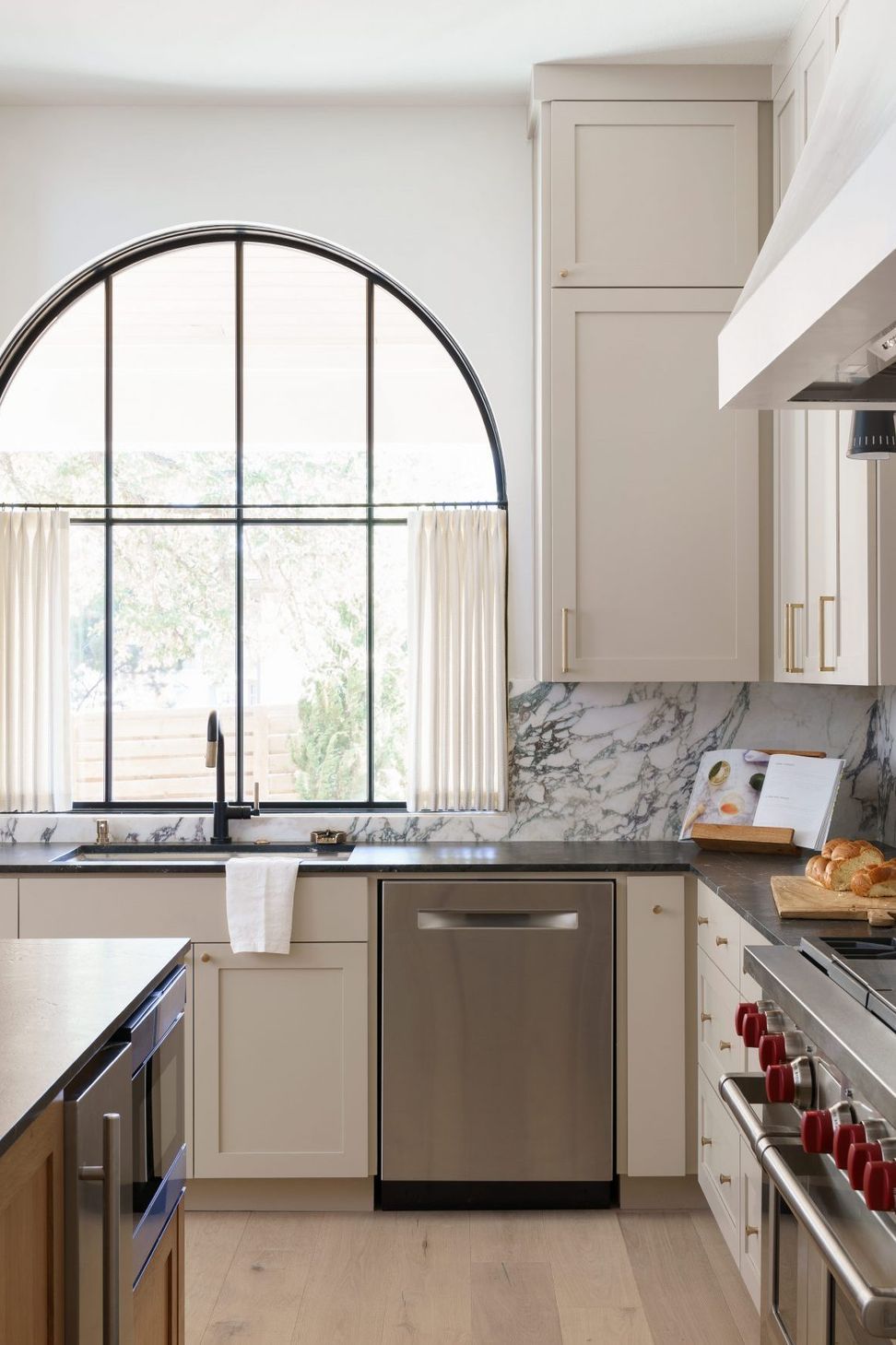 Etch-Design-Group-Etch-Interior-Design-Austin-Texas-Kitchen-2-scaled-square-d9b45bc935244efe2f8d9083b7160d75-ksrjuz1imdnf.jpg