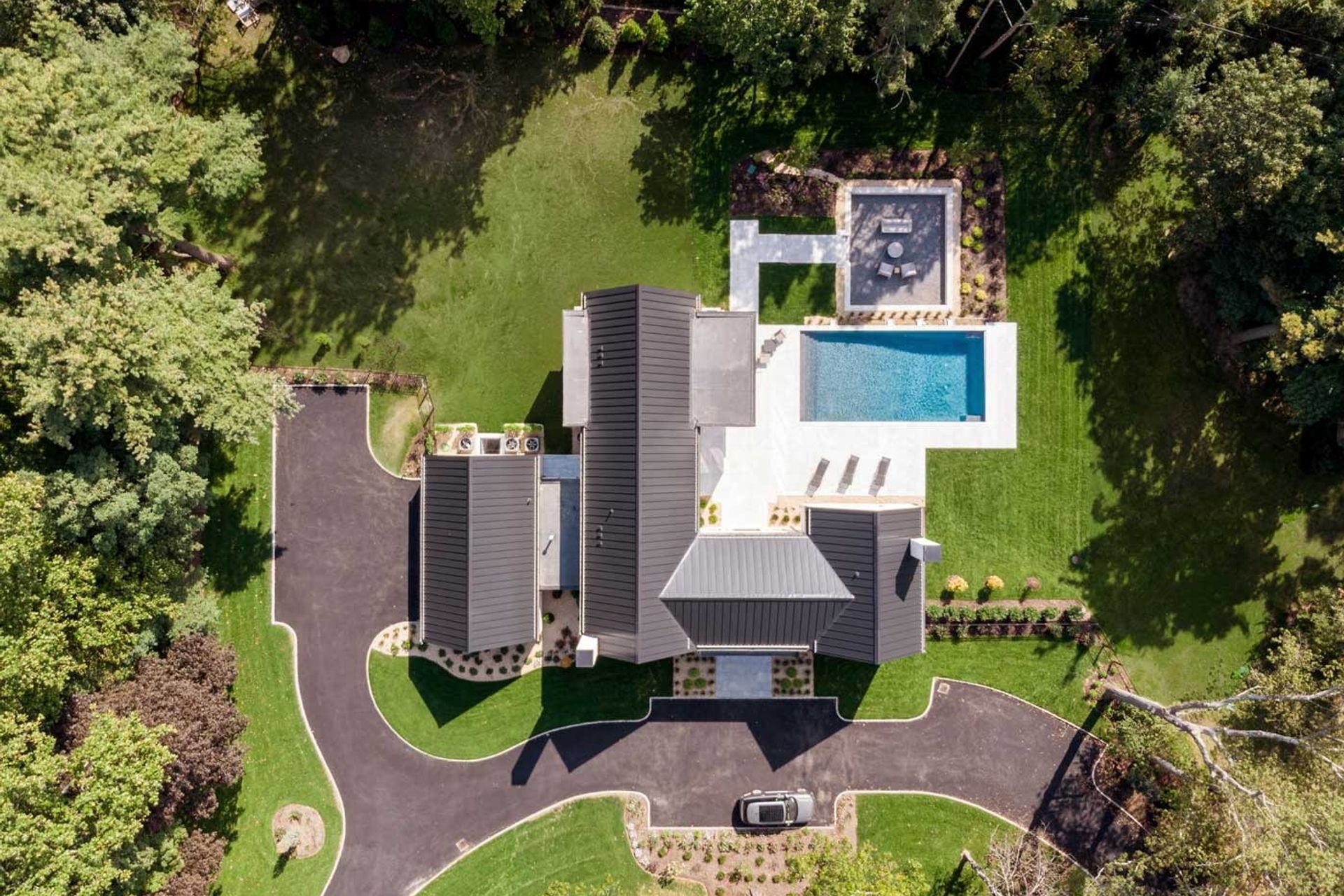 imgi8long-island-architects-design-modern-home-around-suns-natural-path-v2.jpg