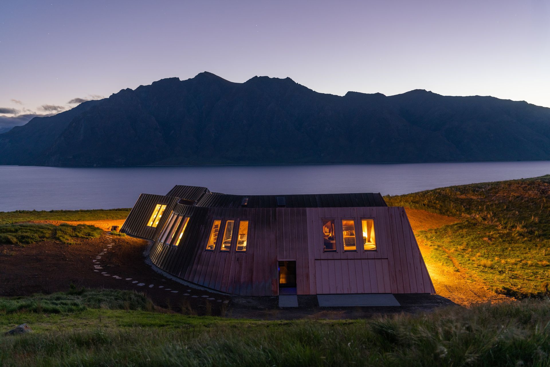 The lodge is situated within a secluded, 1700 sqm elevated site, part of a 7000-acre station, overlooking Lake Hawea.