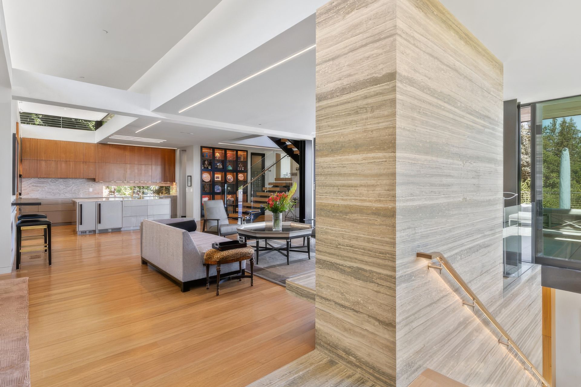 16123-Greenwood-Rd-Monte-large-009-020-Foyer-1500x1000-72dpi-800x600-upscaled-by-Replicate.jpg