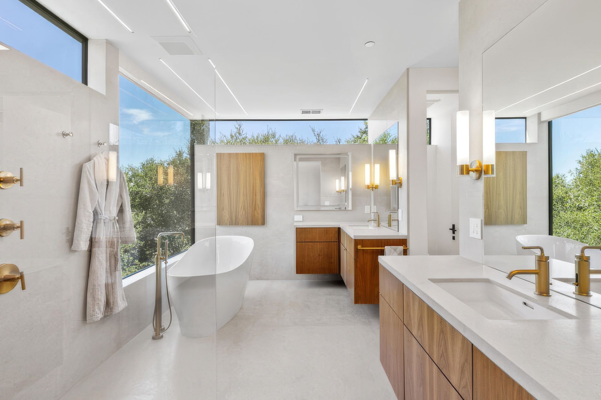 16123-Greenwood-Rd-Monte-large-038-067-Master-Bath-1500x1000-72dpi-800x600-upscaled-by-Replicate.jpg