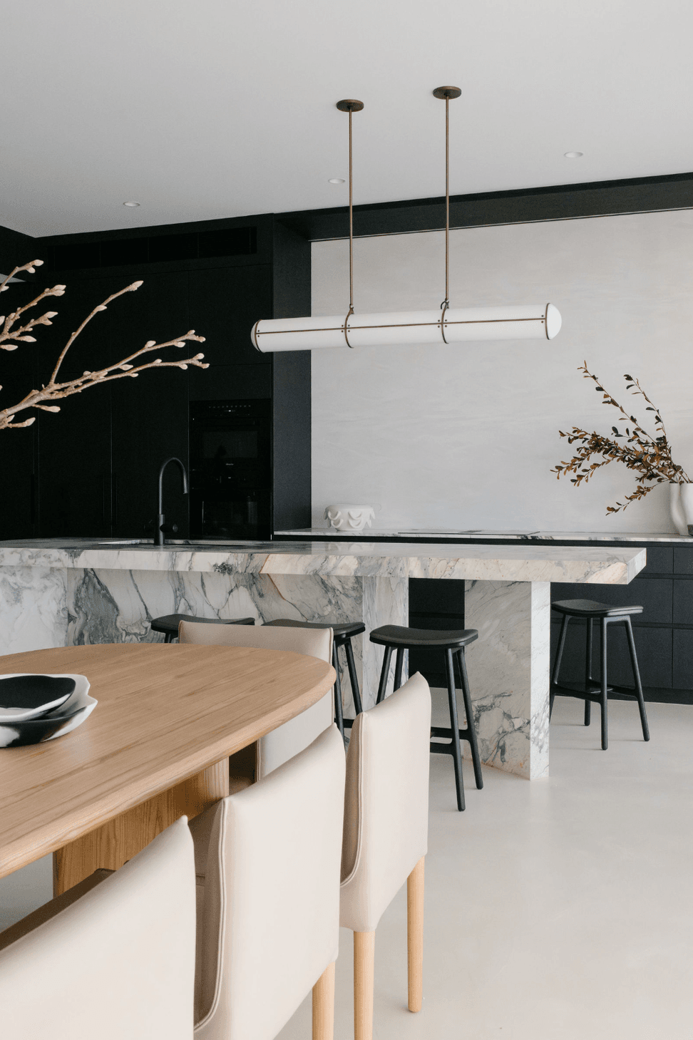 Freshwater-Northernbeaches-Sydney-InteriorDesign-luxuryopenplankitchen-studiobelle-luxuryhomes-darkcabinetry-european-stone-benchtop-02.png