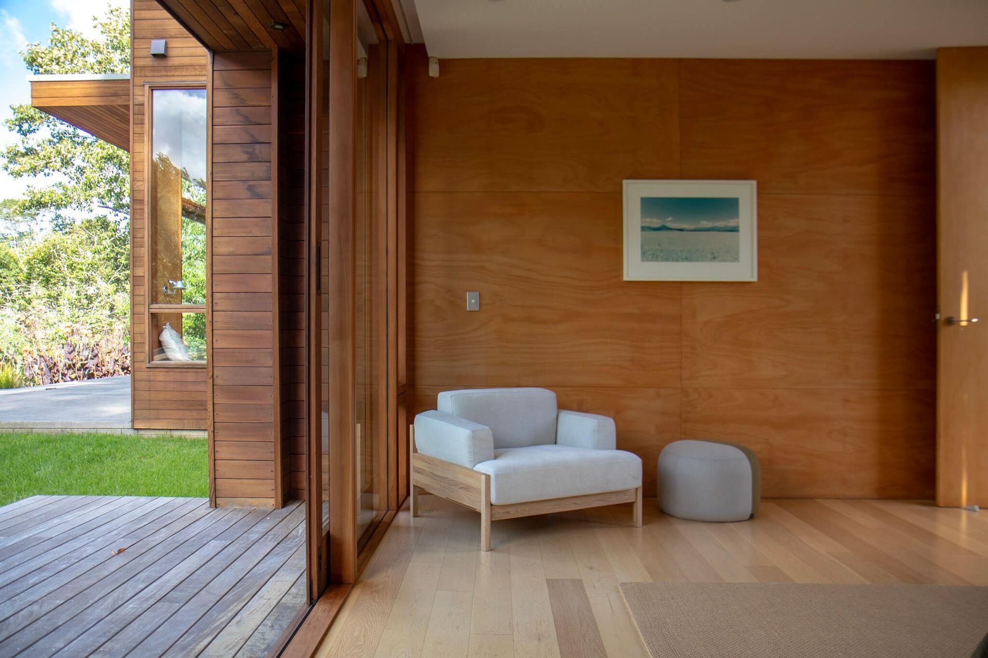 Waimauku House / Jo Craddock Architecture. ‍Products Featured ‍A-S01 Lounge Chair by Karimoku Case Study ‍Dainty Pouf by Warm Nordic